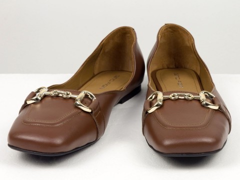 Літні туфлі з італійської шкіри коричневого кольору на низькому ходу із золотим ланцюжком спереду , Т-2227-11